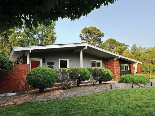 FOUR MODELS Platted in 1955 by Frank Whitehurst and completed in 1960, Woodhurst’s roughly 33 acres features 81 single-family midcentury modern homes on half to three-quarter acre lots in four different models.