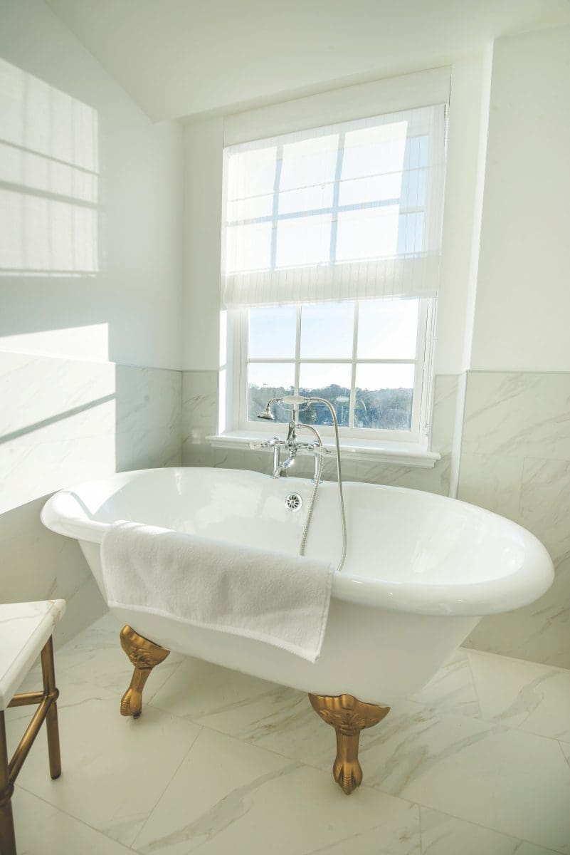 Cavalier, bathtub, bathroom