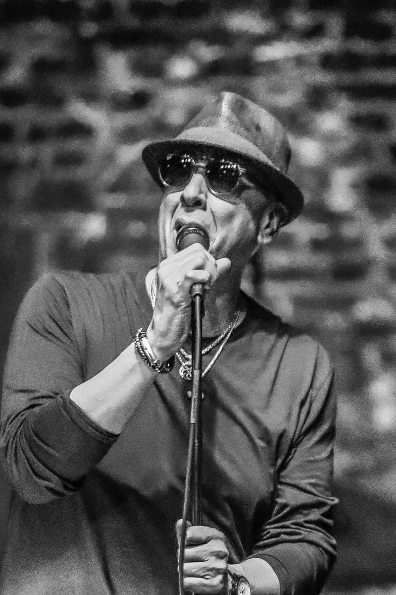 Jae Sinnett singing